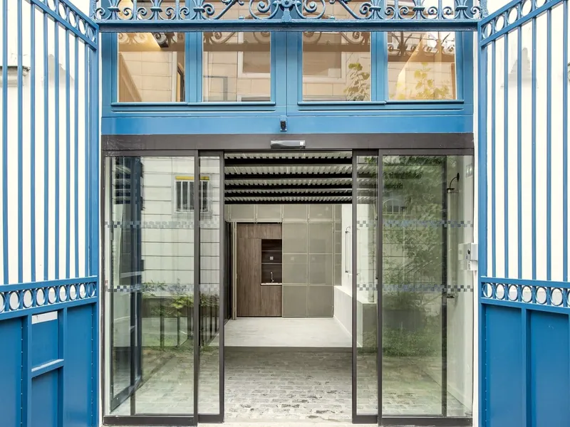 Entrée vitrée sur cour